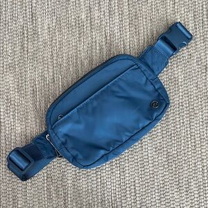 PANDER 5 Zipper Pocket Large Unisex Fanny Pack with Card Slots in Blue Perrenial